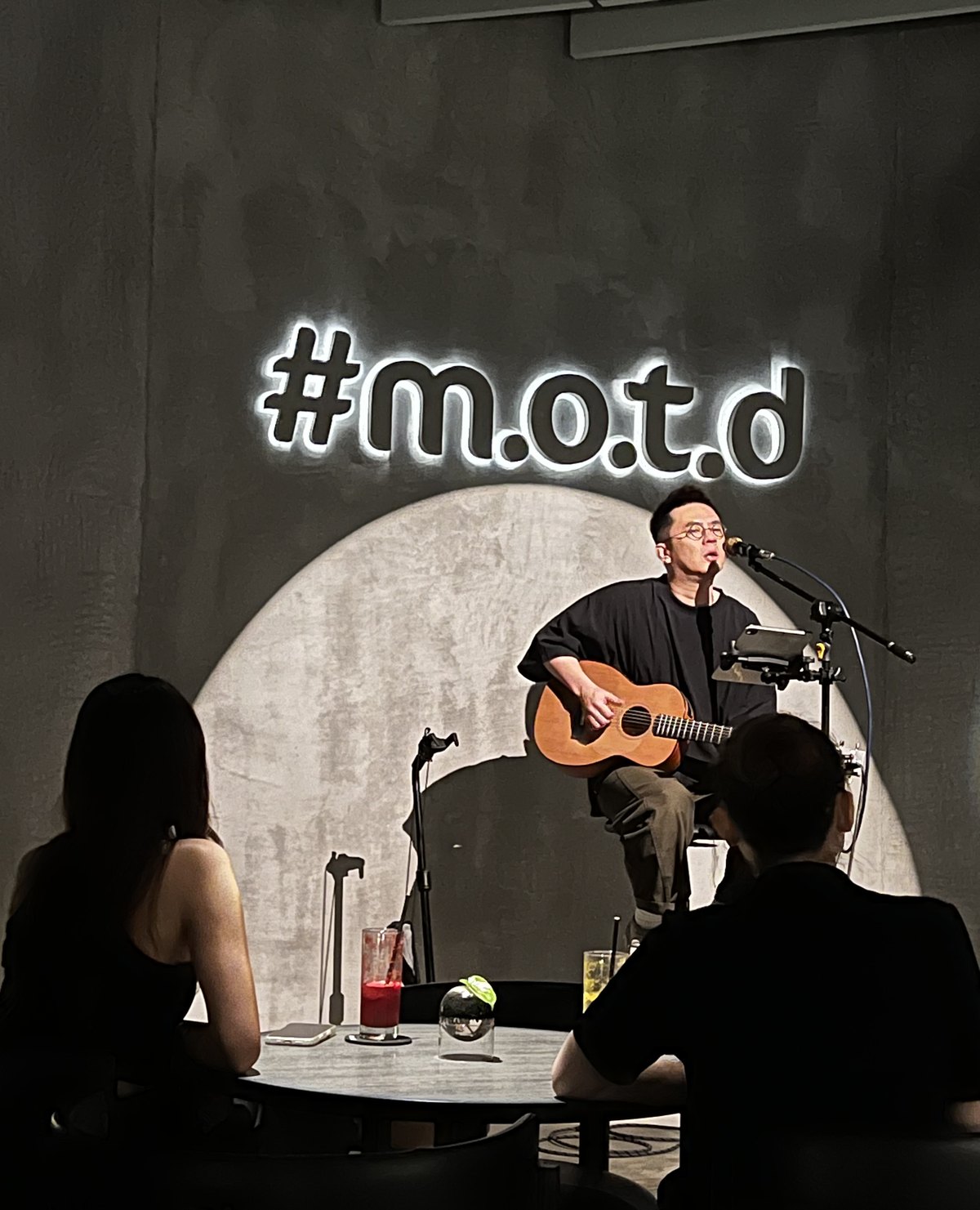 MOTD 招牌下的现场音乐演出与用餐客人