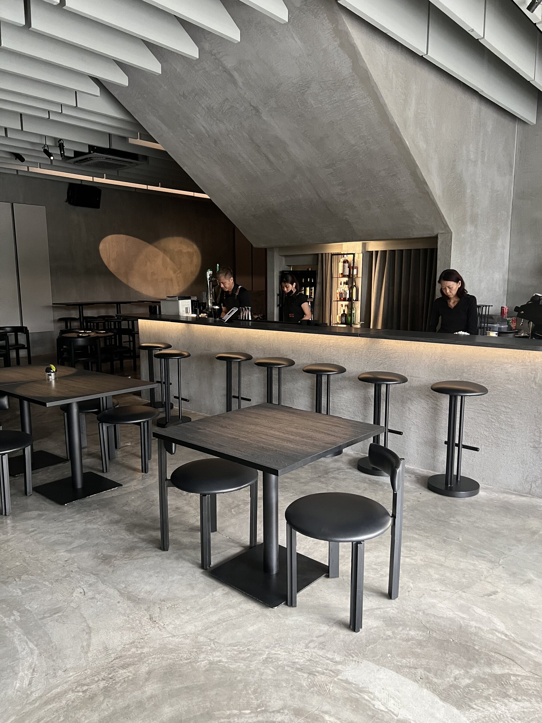 MOTD 团队在日间为餐厅与吧台营业作准备