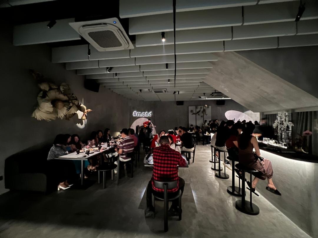 宾客在 MOTD 灯光亮起的晚间餐厅内一同用餐